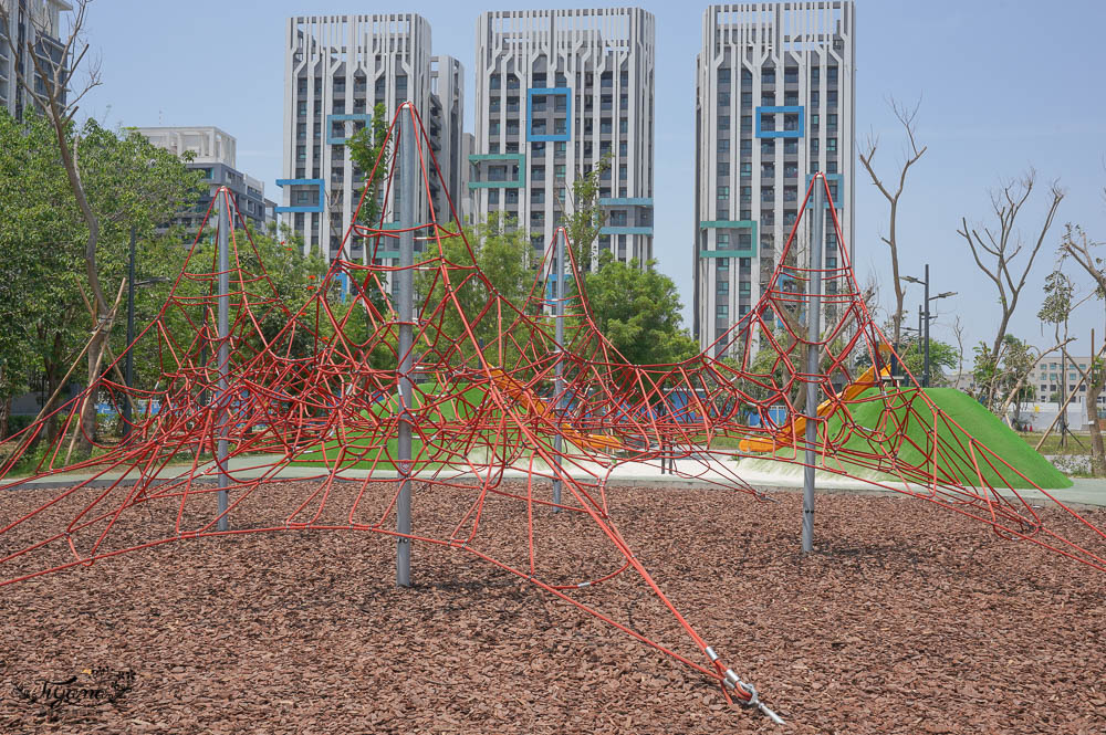 台南兒童公園.台南親子公園，臺南市立圖書館兒童遊戲場/台南市立圖書館公園，好新、好放電~ @緹雅瑪 美食旅遊趣