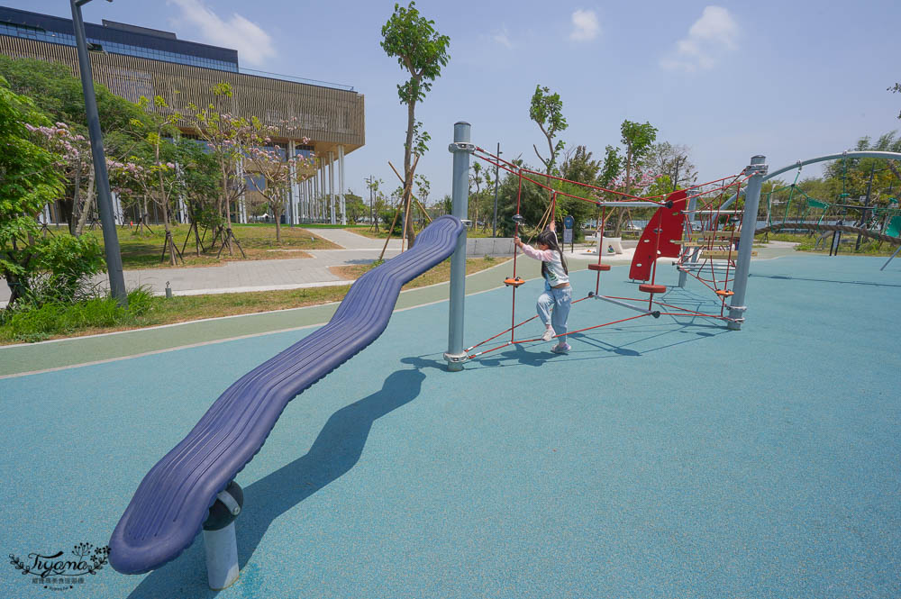 台南兒童公園.台南親子公園，臺南市立圖書館兒童遊戲場/台南市立圖書館公園，好新、好放電~ @緹雅瑪 美食旅遊趣