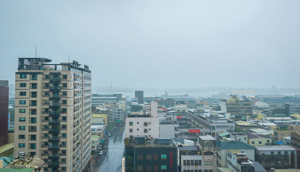 高雄優質平價住宿》高雄愛河智選假日酒店，雙人房2000元上下享自助早餐、迎賓咖啡飲料點心吧 @緹雅瑪 美食旅遊趣