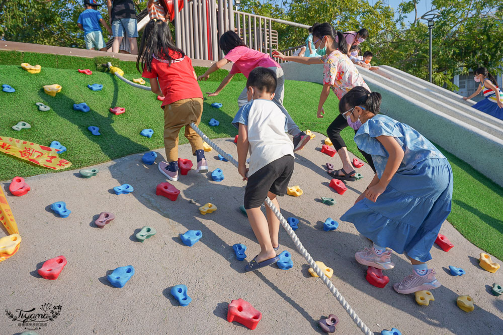 嘉義全新親子公園|中央廣場：免費放電景點…快來玩個夠！！ @緹雅瑪 美食旅遊趣