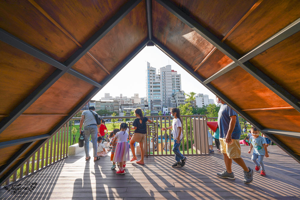 嘉義全新親子公園|中央廣場：免費放電景點…快來玩個夠！！ @緹雅瑪 美食旅遊趣