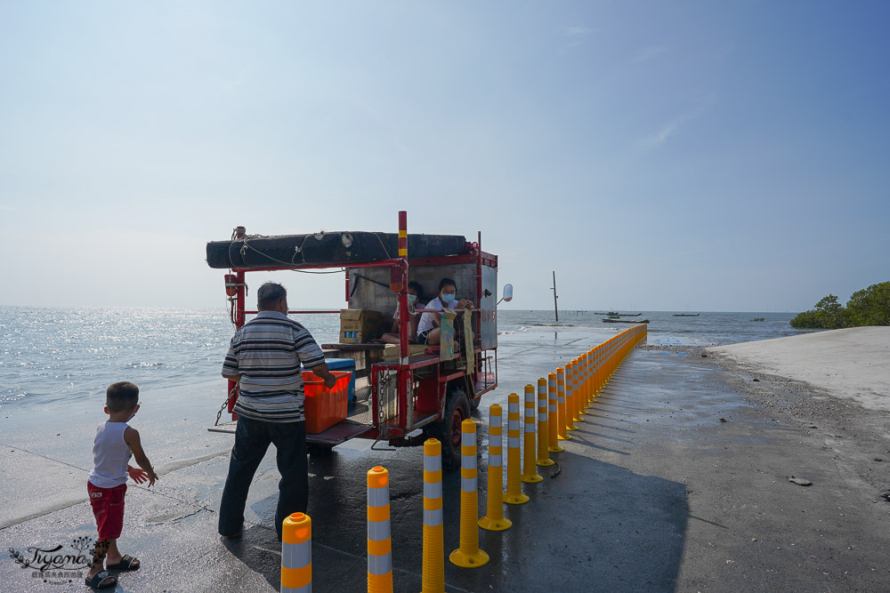 《海空步道》漫步紅樹林步道，漲潮出海道路宛如神隱少女海中電車月台/彰化免費景點 @緹雅瑪 美食旅遊趣