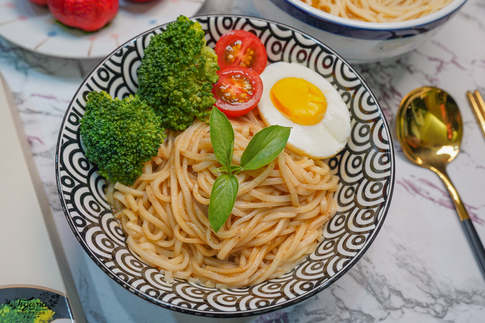 肉骨茶麵《余仁生肉骨茶湯拌麵》肉骨茶乾拌麵、肉骨茶湯麵，變化吃法一次2種享受！！ @緹雅瑪 美食旅遊趣