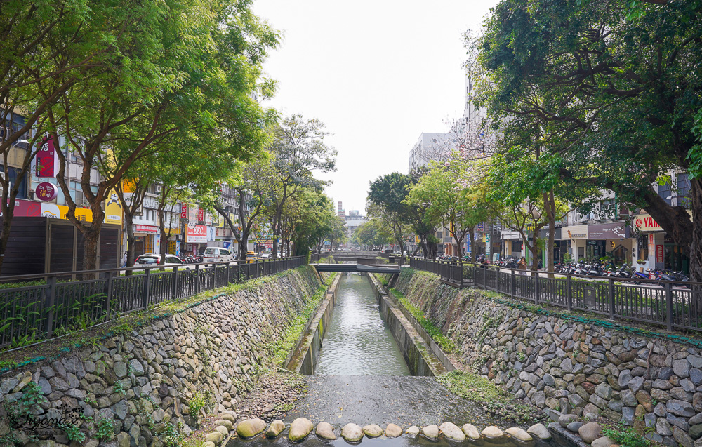 台中飯店這間新飯店月亮房超美的！！《悅樂旅店·台中》宵夜免費吃泡麵看電影，專為女性設計的平面式背包房 @緹雅瑪 美食旅遊趣