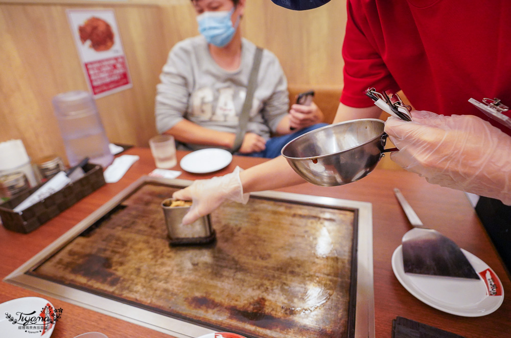 台南三井《鶴橋風月大阪燒》日本關西平民美食大阪燒，正統日本味台南也吃得到！！自炒鐵板燒好有趣~ @緹雅瑪 美食旅遊趣