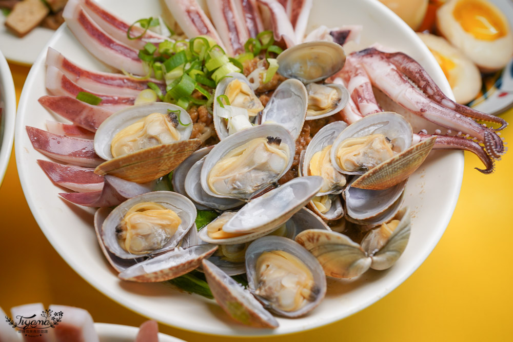 台南魷魚意麵《天天意麵》豪華版雙拼意麵任你拼，魷魚、干貝、海瓜子、蚵仔、燒肉~雙拼三拼開心吃！！ @緹雅瑪 美食旅遊趣