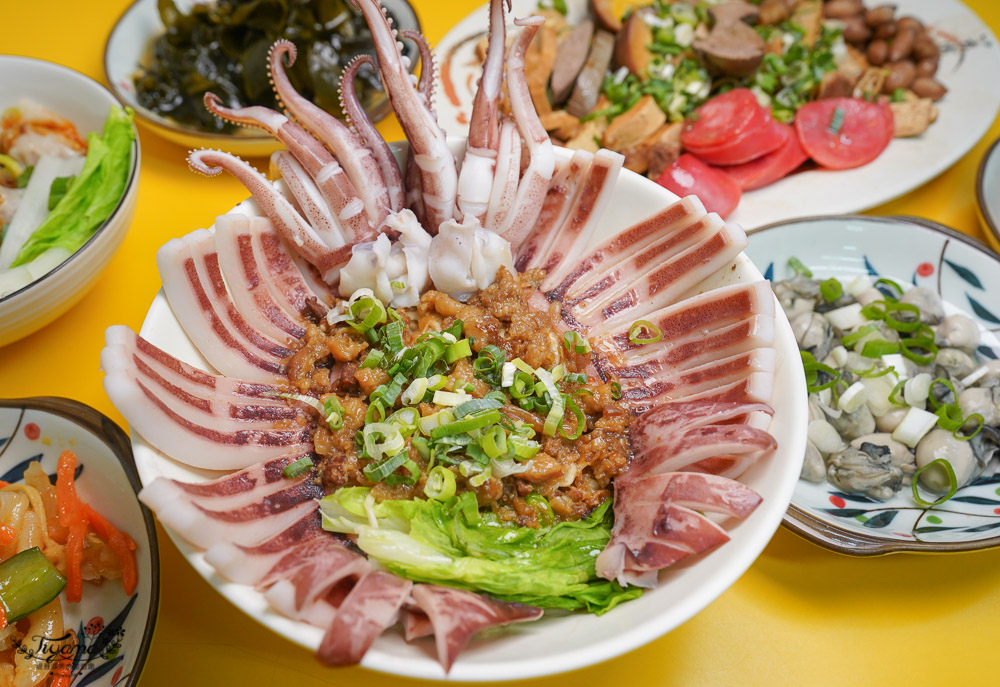 台南魷魚意麵《天天意麵》豪華版雙拼意麵任你拼，魷魚、干貝、海瓜子、蚵仔、燒肉~雙拼三拼開心吃！！ @緹雅瑪 美食旅遊趣