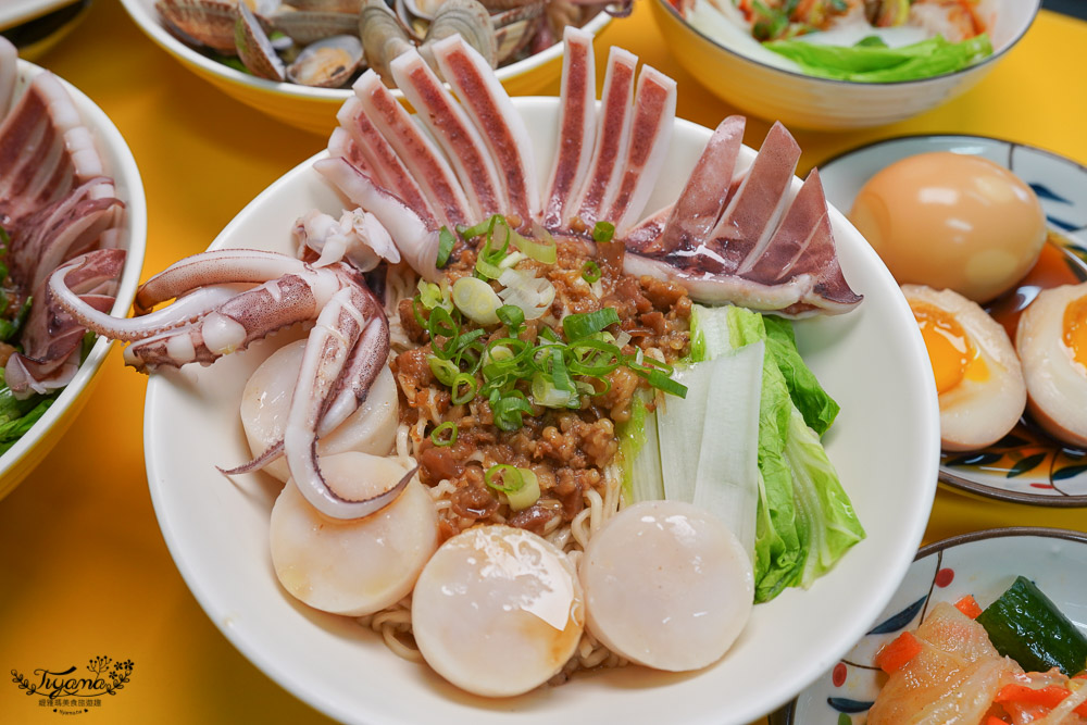 台南魷魚意麵《天天意麵》豪華版雙拼意麵任你拼，魷魚、干貝、海瓜子、蚵仔、燒肉~雙拼三拼開心吃！！ @緹雅瑪 美食旅遊趣