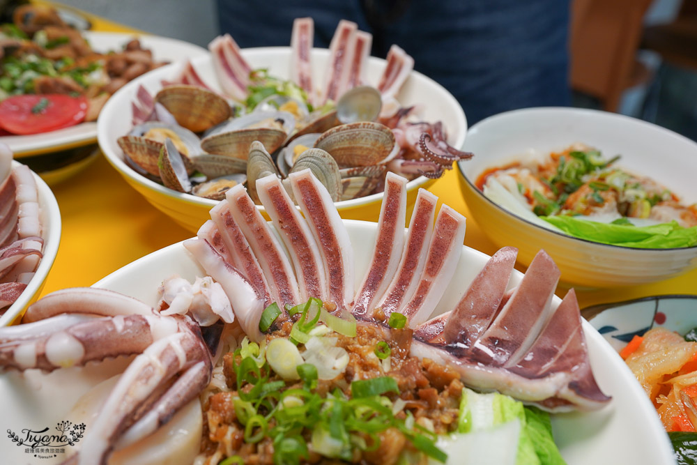 台南魷魚意麵《天天意麵》豪華版雙拼意麵任你拼，魷魚、干貝、海瓜子、蚵仔、燒肉~雙拼三拼開心吃！！ @緹雅瑪 美食旅遊趣