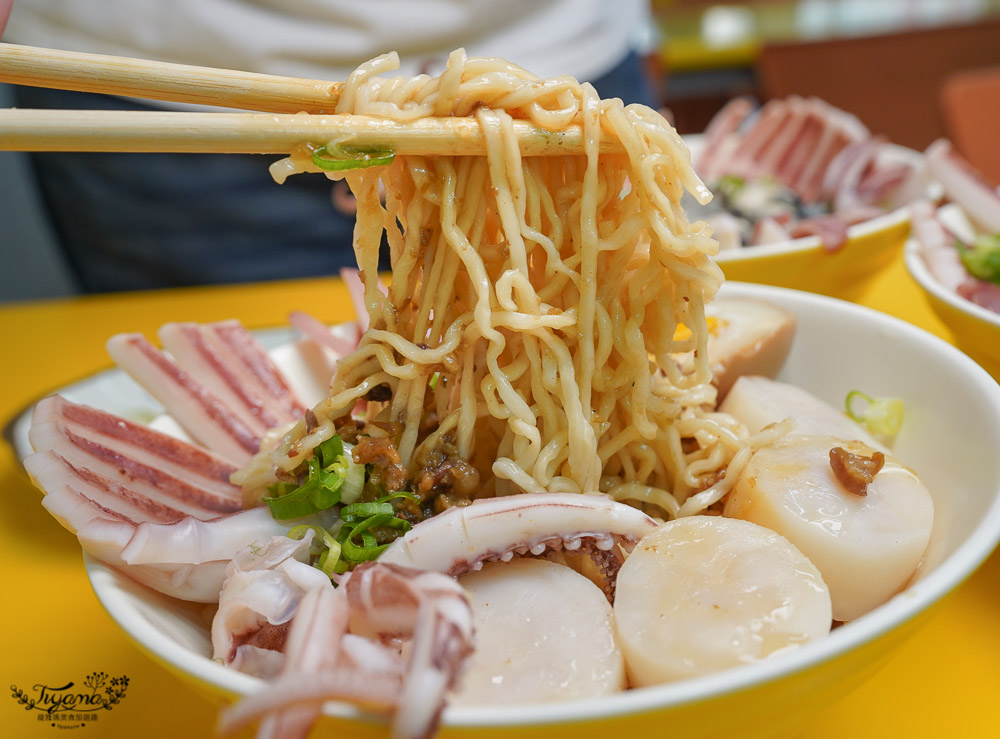 台南魷魚意麵《天天意麵》豪華版雙拼意麵任你拼，魷魚、干貝、海瓜子、蚵仔、燒肉~雙拼三拼開心吃！！ @緹雅瑪 美食旅遊趣