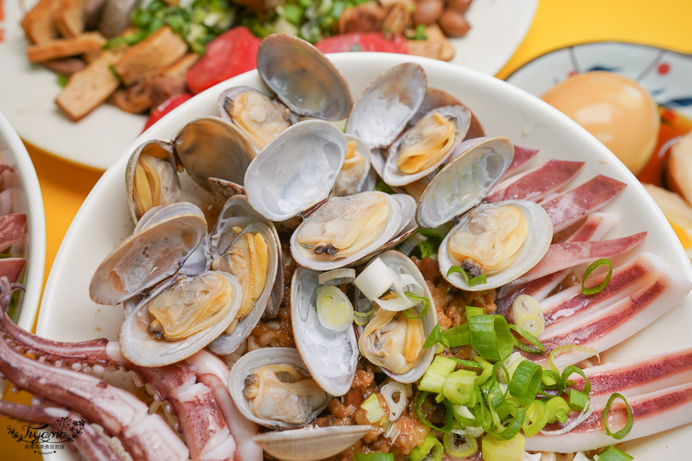 台南魷魚意麵《天天意麵》豪華版雙拼意麵任你拼，魷魚、干貝、海瓜子、蚵仔、燒肉~雙拼三拼開心吃！！ @緹雅瑪 美食旅遊趣