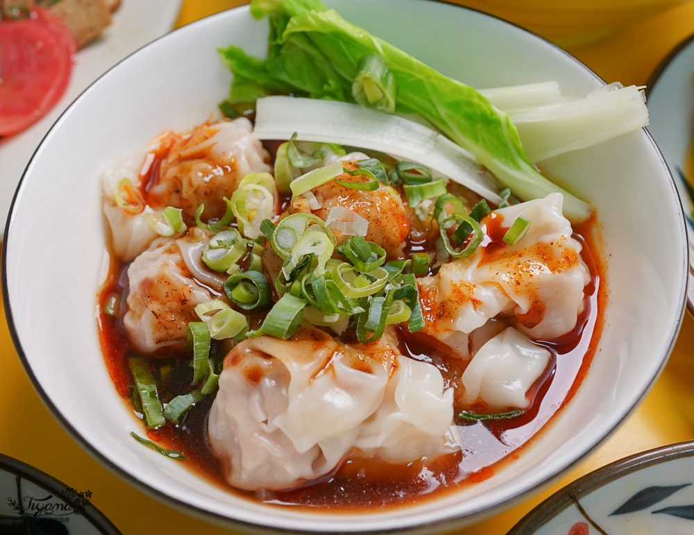 台南魷魚意麵《天天意麵》豪華版雙拼意麵任你拼，魷魚、干貝、海瓜子、蚵仔、燒肉~雙拼三拼開心吃！！ @緹雅瑪 美食旅遊趣