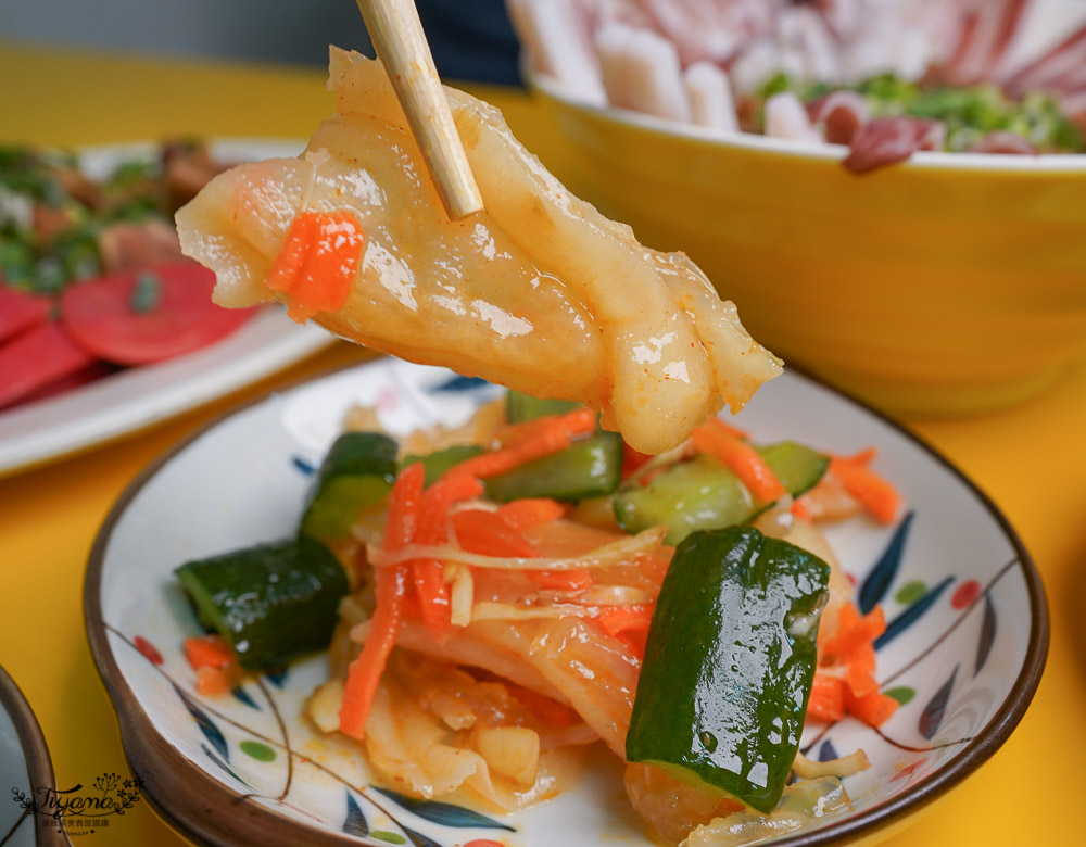 台南魷魚意麵《天天意麵》豪華版雙拼意麵任你拼，魷魚、干貝、海瓜子、蚵仔、燒肉~雙拼三拼開心吃！！ @緹雅瑪 美食旅遊趣