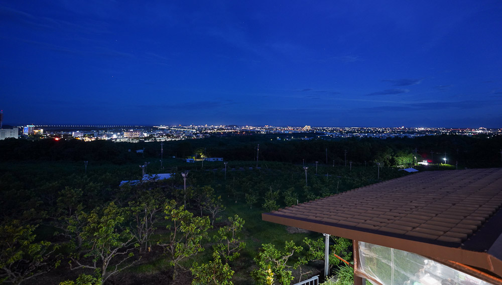 台東夜景餐廳｜俩吆久景觀貨櫃，低消60元喝咖啡賞夜景，烤雞、風味餐這裡吃晚餐也很可以~ @緹雅瑪 美食旅遊趣