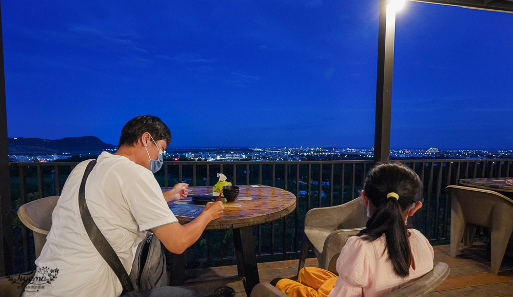 台東夜景餐廳｜俩吆久景觀貨櫃，低消60元喝咖啡賞夜景，烤雞、風味餐這裡吃晚餐也很可以~ @緹雅瑪 美食旅遊趣