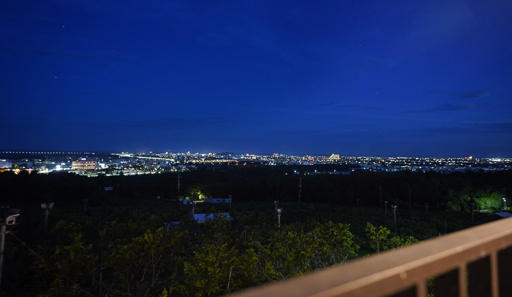 台東夜景餐廳｜俩吆久景觀貨櫃，低消60元喝咖啡賞夜景，烤雞、風味餐這裡吃晚餐也很可以~ @緹雅瑪 美食旅遊趣