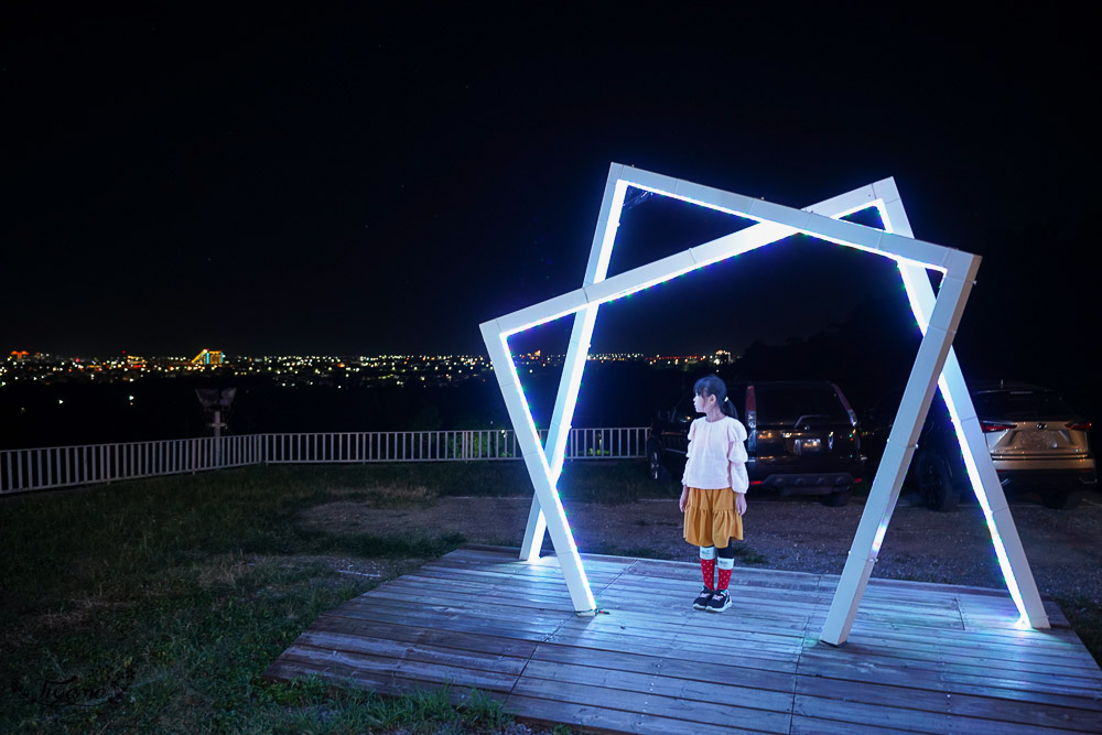 台東夜景餐廳｜俩吆久景觀貨櫃，低消60元喝咖啡賞夜景，烤雞、風味餐這裡吃晚餐也很可以~ @緹雅瑪 美食旅遊趣