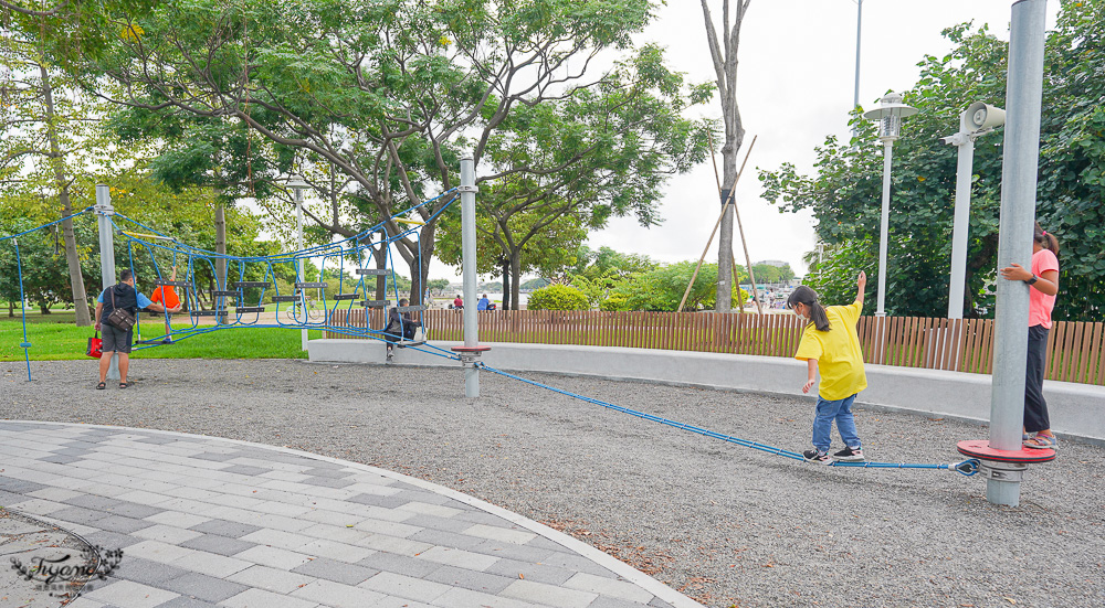 台南親子公園《安平港濱歷史特色遊戲場》台南最大海港旁海洋風公園，在大魚的祝福旁 @緹雅瑪 美食旅遊趣