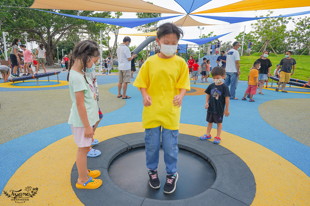 台南親子公園《安平港濱歷史特色遊戲場》台南最大海港旁海洋風公園，在大魚的祝福旁 @緹雅瑪 美食旅遊趣