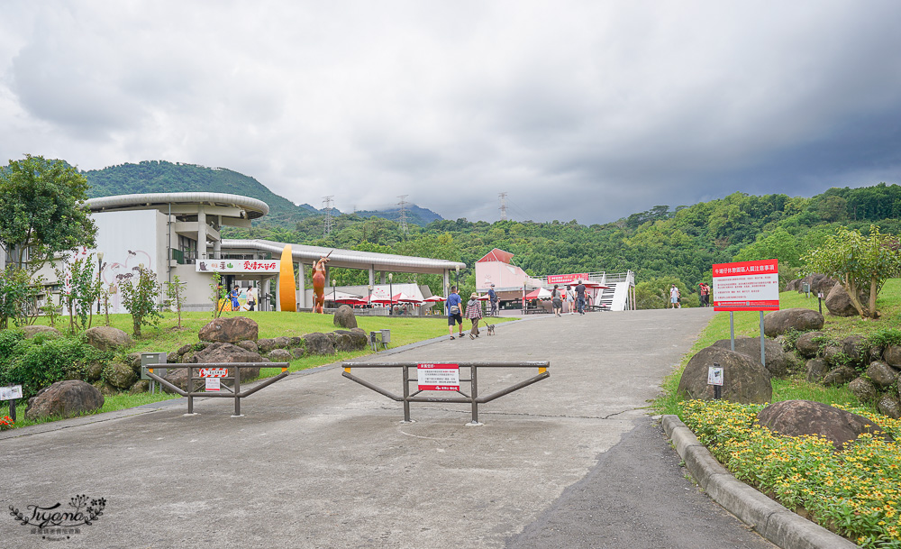 嘉義景點｜旺萊山愛情大草原，巨大台灣黑熊出沒！免費景點散步美拍好去處，整塊鳳梨酥請你吃~ @緹雅瑪 美食旅遊趣