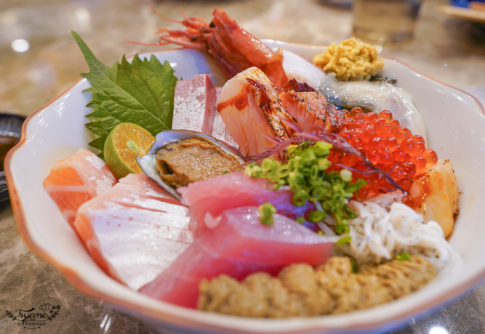 小琉球爆滿鮭魚卵丼飯《小島燒》吉運九連擊鮭卵丼，不用到國際通屋台村就能吃到爆滿鮭魚卵丼飯！！ @緹雅瑪 美食旅遊趣