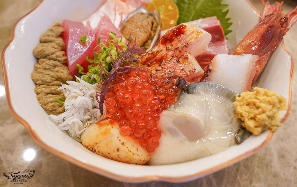 小琉球爆滿鮭魚卵丼飯《小島燒》吉運九連擊鮭卵丼，不用到國際通屋台村就能吃到爆滿鮭魚卵丼飯！！ @緹雅瑪 美食旅遊趣