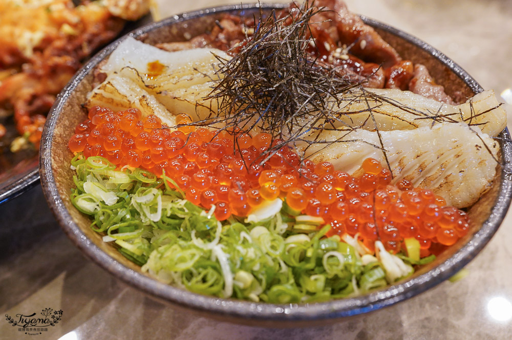 小琉球爆滿鮭魚卵丼飯《小島燒》吉運九連擊鮭卵丼，不用到國際通屋台村就能吃到爆滿鮭魚卵丼飯！！ @緹雅瑪 美食旅遊趣