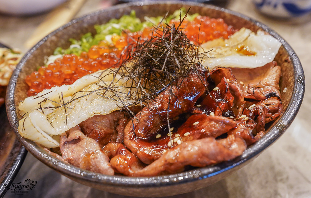 小琉球爆滿鮭魚卵丼飯《小島燒》吉運九連擊鮭卵丼，不用到國際通屋台村就能吃到爆滿鮭魚卵丼飯！！ @緹雅瑪 美食旅遊趣