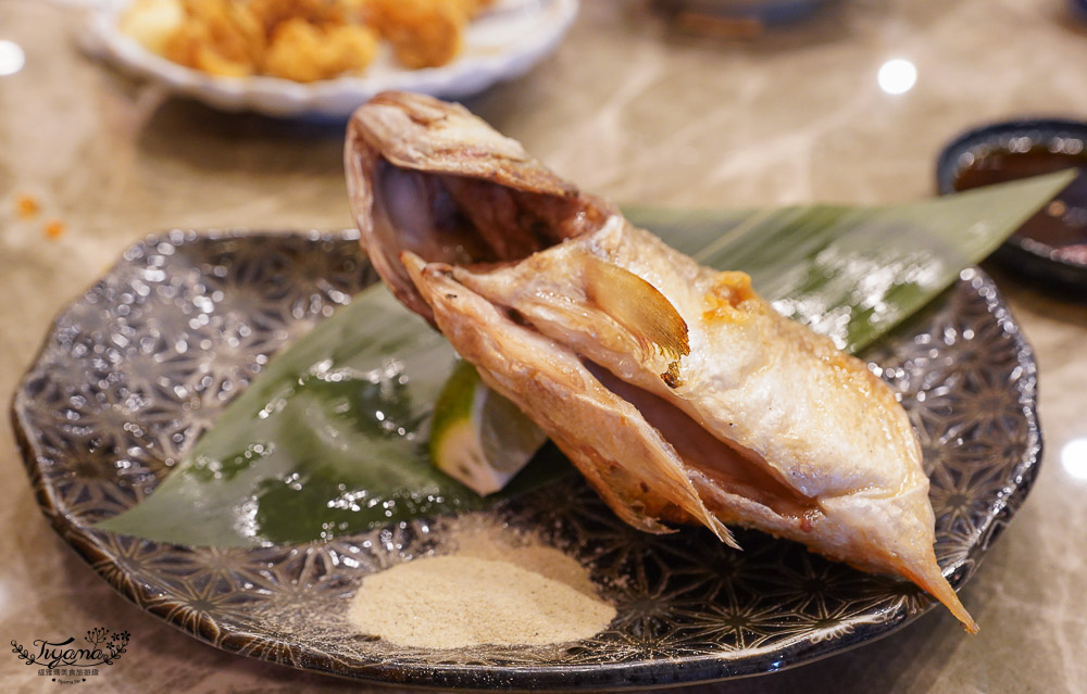 小琉球爆滿鮭魚卵丼飯《小島燒》吉運九連擊鮭卵丼，不用到國際通屋台村就能吃到爆滿鮭魚卵丼飯！！ @緹雅瑪 美食旅遊趣