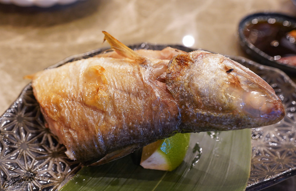 小琉球爆滿鮭魚卵丼飯《小島燒》吉運九連擊鮭卵丼，不用到國際通屋台村就能吃到爆滿鮭魚卵丼飯！！ @緹雅瑪 美食旅遊趣