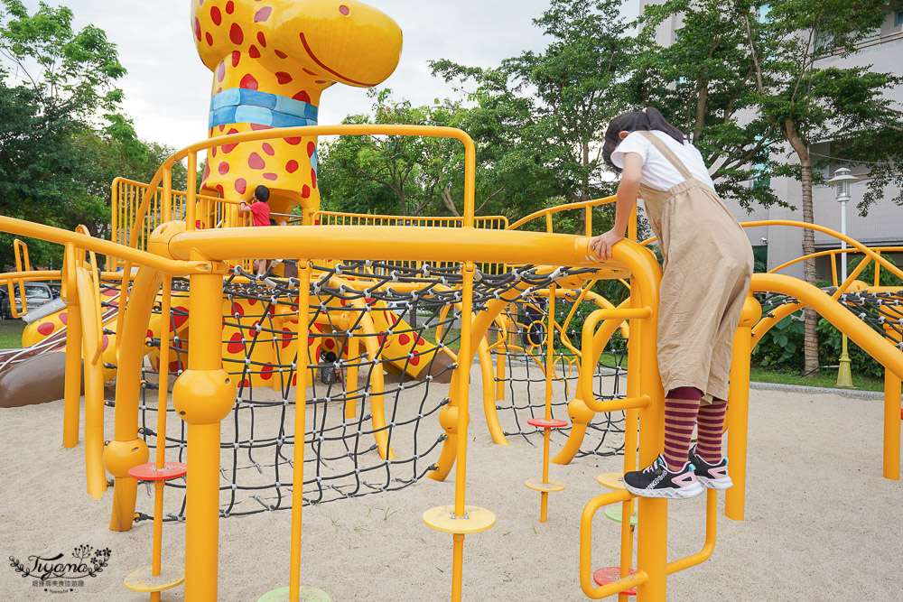 花蓮親子公園｜長頸鹿親子公園，白色大沙坑、可愛長頸鹿滑梯、攀爬設施~ @緹雅瑪 美食旅遊趣