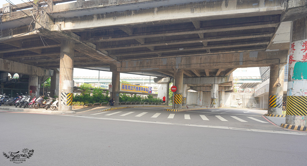 阿國碳烤燒餅：基隆銅板美食，碳烤三角餅，鹹甜口味燒餅15~25元就吃得到 @緹雅瑪 美食旅遊趣