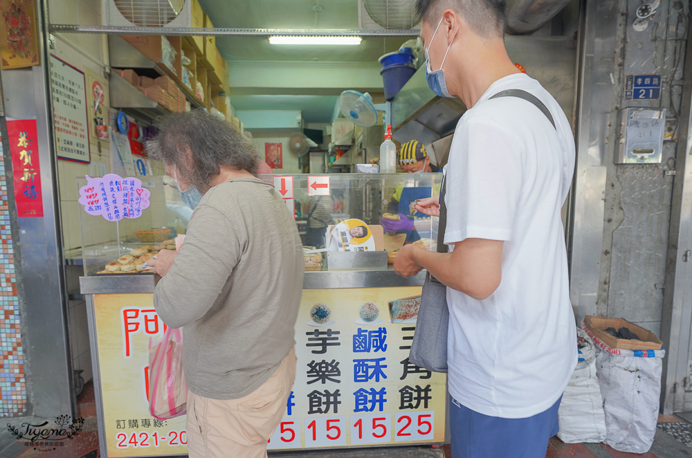 阿國碳烤燒餅：基隆銅板美食，碳烤三角餅，鹹甜口味燒餅15~25元就吃得到 @緹雅瑪 美食旅遊趣