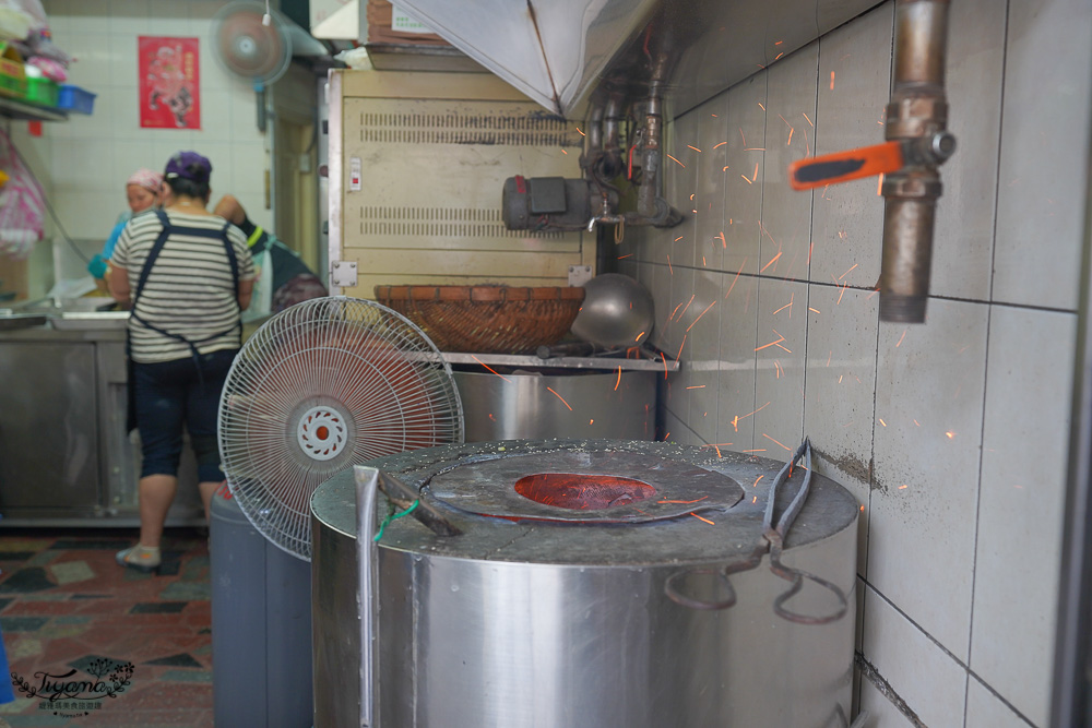 阿國碳烤燒餅：基隆銅板美食，碳烤三角餅，鹹甜口味燒餅15~25元就吃得到 @緹雅瑪 美食旅遊趣