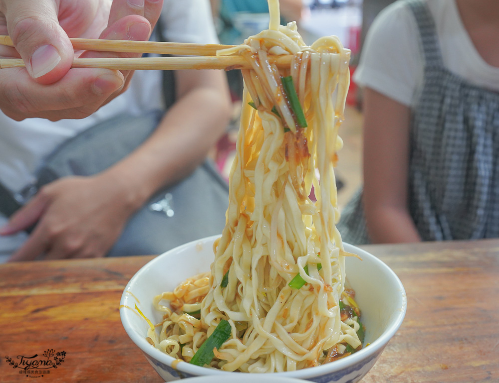 基隆美食|基隆小吃。麗香的店阿本伯燒賣，超大燒賣居然這麼好吃，在地70年人氣老店 @緹雅瑪 美食旅遊趣