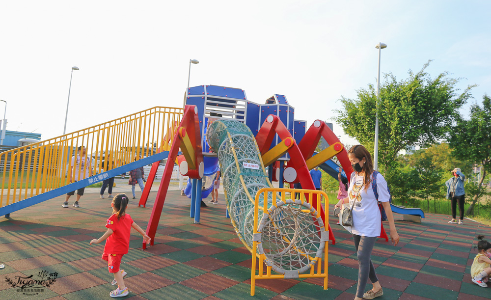 高雄親子公園｜高雄中油主題親子公園：中油海洋天堂公園，高雄展覽館&#038;高雄港22號碼頭旁，停車方便 @緹雅瑪 美食旅遊趣