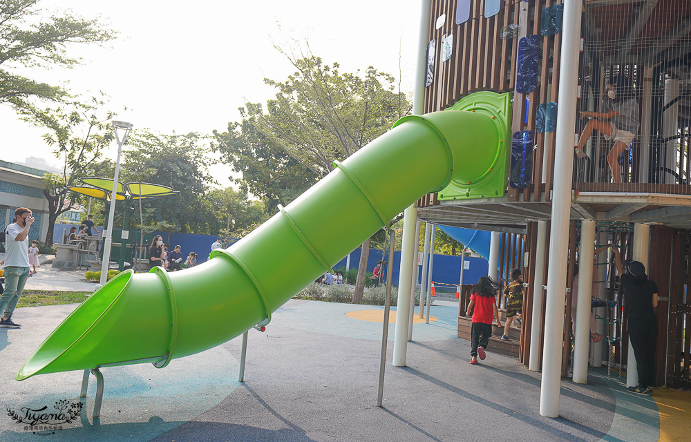 屏東公園｜大鮪魚航海樂園－東港兒童公園：四層樓高塔滑梯，越高關卡越難…攀爬才能到最高樓 @緹雅瑪 美食旅遊趣