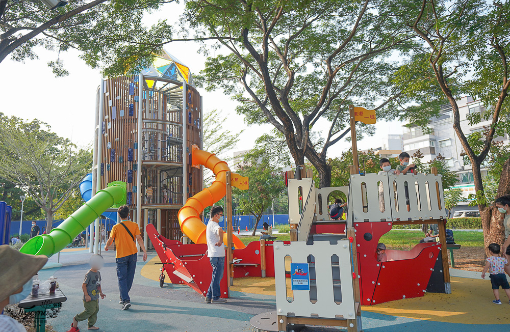 屏東公園｜大鮪魚航海樂園－東港兒童公園：四層樓高塔滑梯，越高關卡越難…攀爬才能到最高樓 @緹雅瑪 美食旅遊趣