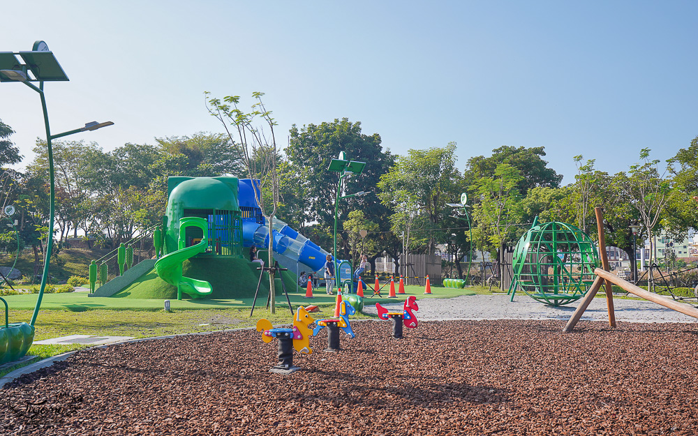 南州環保共融公園，屏東親子公園900坪的大型回收桶遊具溜滑梯！！ @緹雅瑪 美食旅遊趣