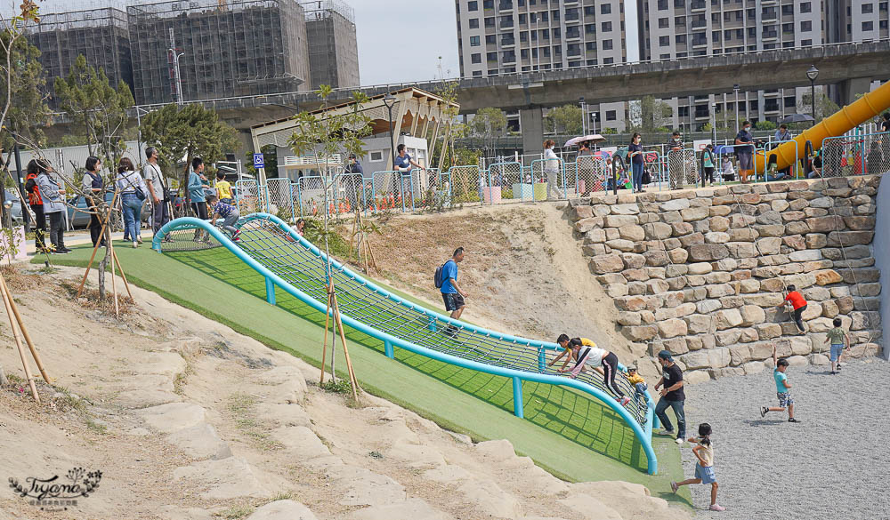 台中親子公園，超高滑梯好玩到爆「馬卡龍公園」台中人氣新公園！！ @緹雅瑪 美食旅遊趣