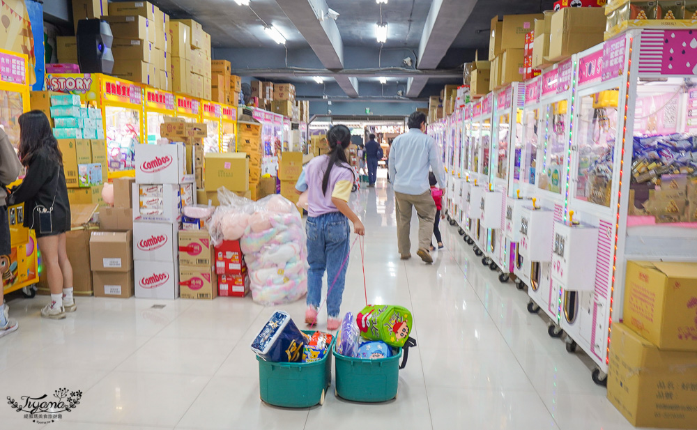 台北夾娃娃人氣店！優品娃娃親子遊樂園台北店，超好夾零食、泡麵、玩具、生活百貨！！ @緹雅瑪 美食旅遊趣