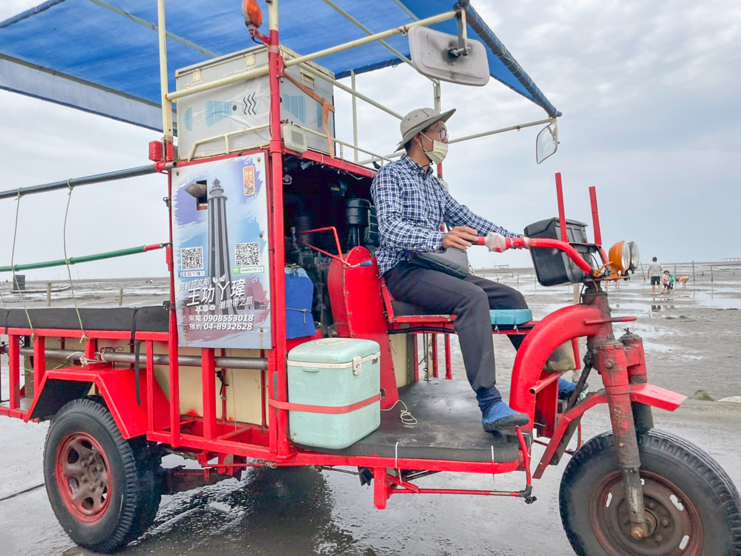 王功採蚵車挖蛤烤鮮蚵一次滿足！！王功丫瑋觀光採蚵車，大人200、國小100、幼兒園免費，玩水吃海鮮~ @緹雅瑪 美食旅遊趣