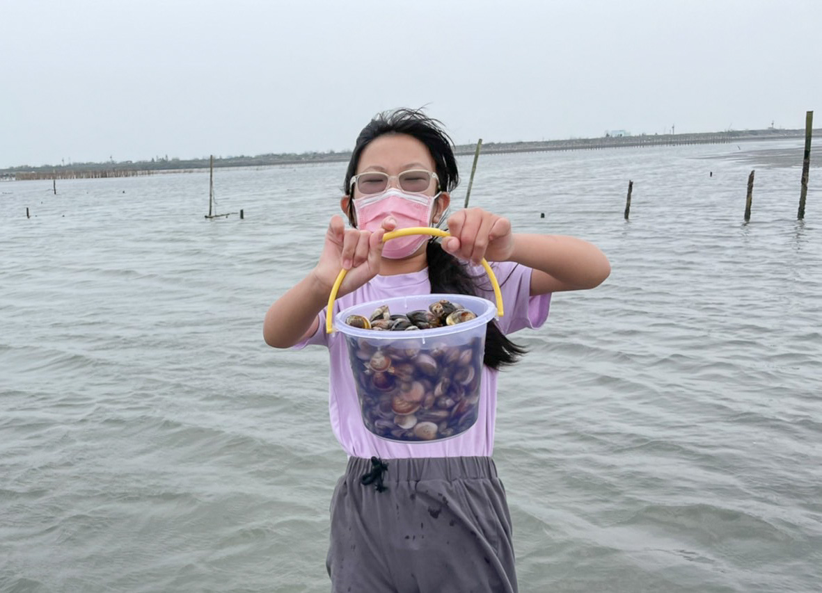 王功採蚵車挖蛤烤鮮蚵一次滿足！！王功丫瑋觀光採蚵車，大人200、國小100、幼兒園免費，玩水吃海鮮~ @緹雅瑪 美食旅遊趣