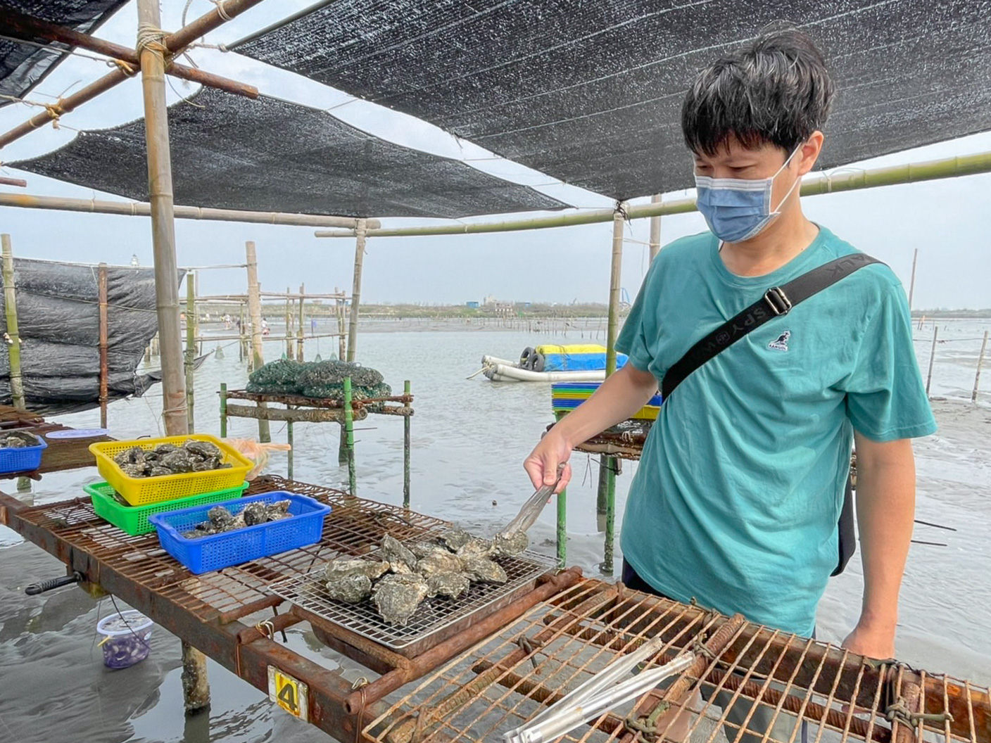 王功採蚵車挖蛤烤鮮蚵一次滿足！！王功丫瑋觀光採蚵車，大人200、國小100、幼兒園免費，玩水吃海鮮~ @緹雅瑪 美食旅遊趣