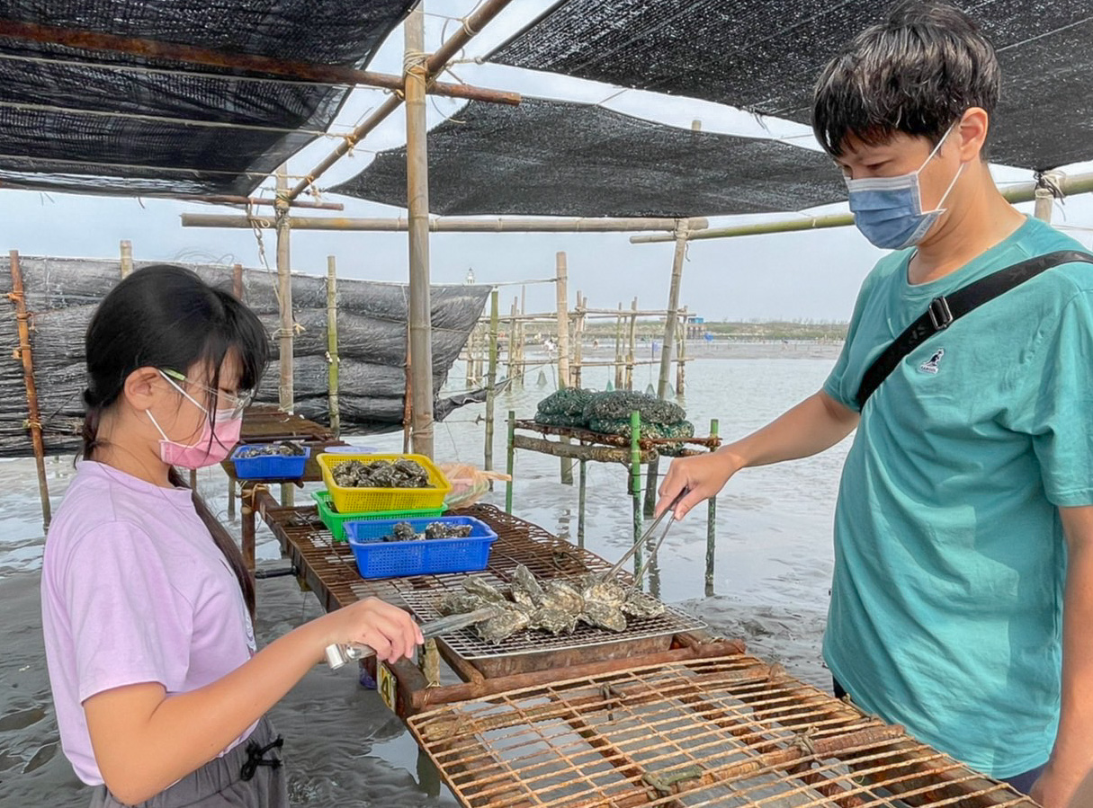 王功採蚵車挖蛤烤鮮蚵一次滿足！！王功丫瑋觀光採蚵車，大人200、國小100、幼兒園免費，玩水吃海鮮~ @緹雅瑪 美食旅遊趣