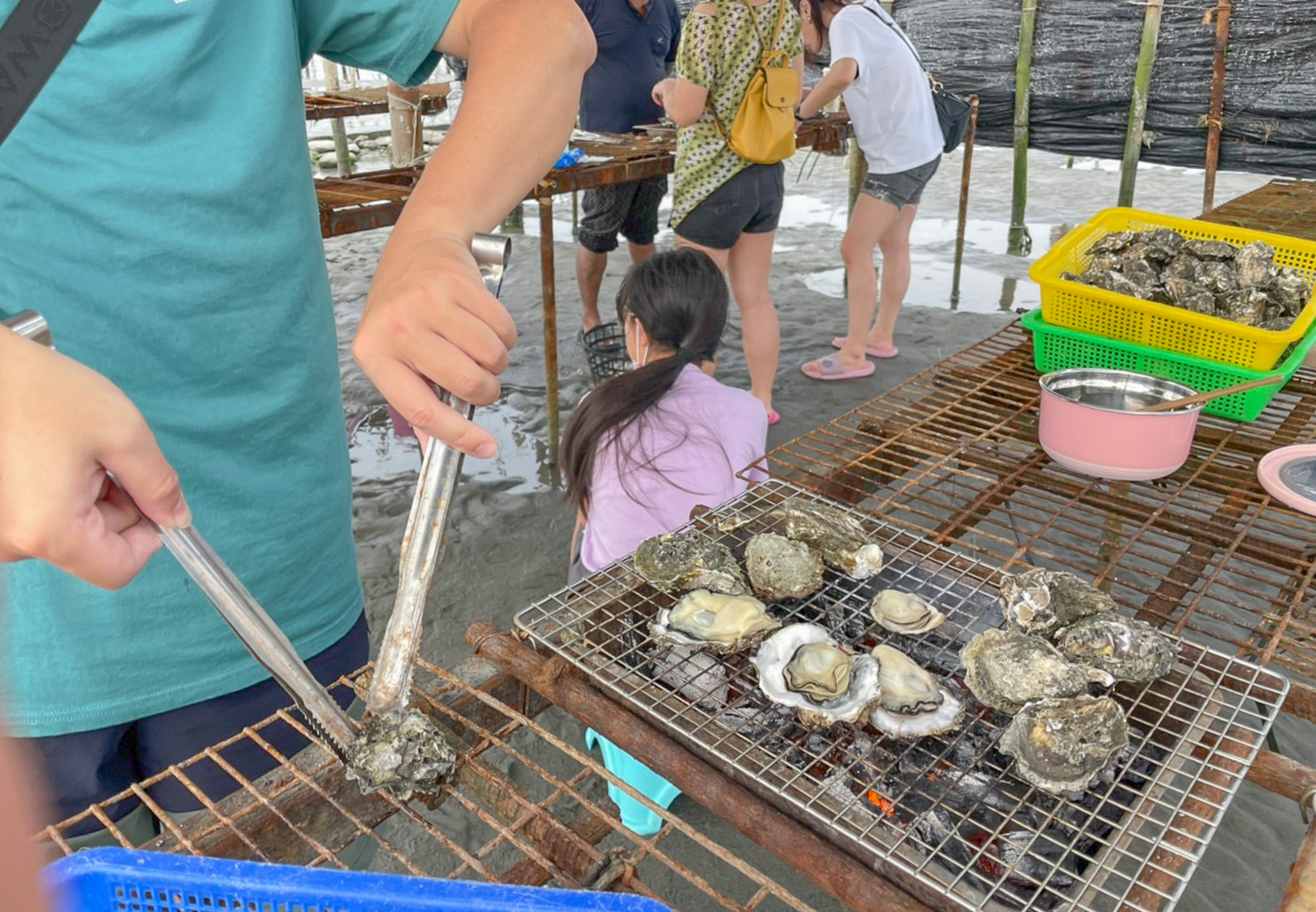 王功採蚵車挖蛤烤鮮蚵一次滿足！！王功丫瑋觀光採蚵車，大人200、國小100、幼兒園免費，玩水吃海鮮~ @緹雅瑪 美食旅遊趣