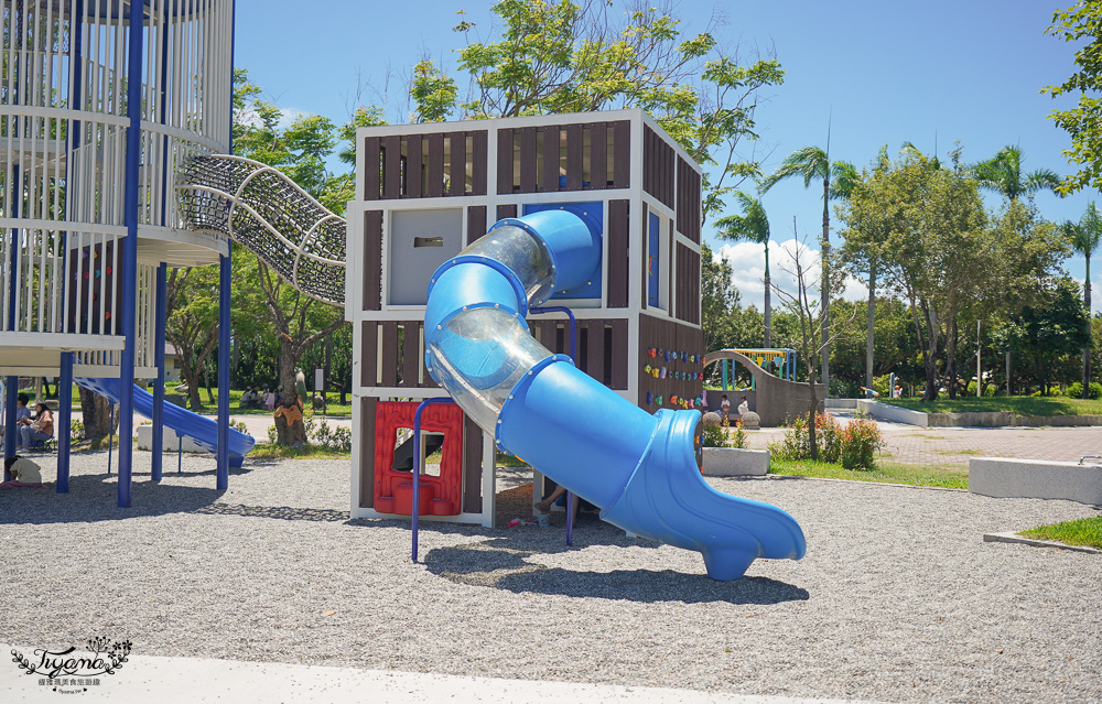 屏東親子公園。萬丹公園兒童遊戲場：大沙坑遊樂園、可愛牛哞哞高塔滑梯、噴水槍公園 @緹雅瑪 美食旅遊趣