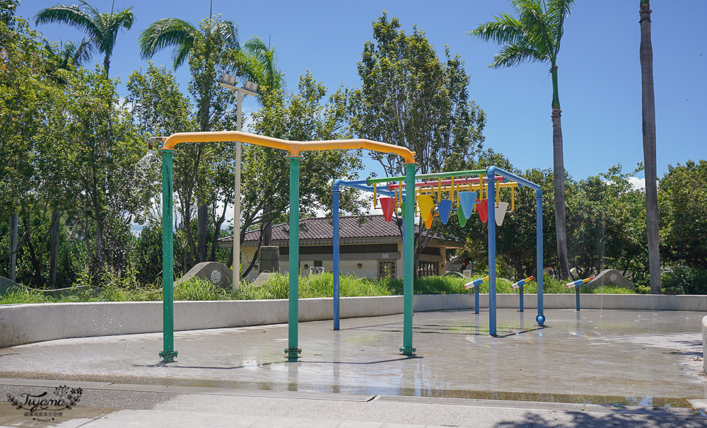 屏東親子公園。萬丹公園兒童遊戲場：大沙坑遊樂園、可愛牛哞哞高塔滑梯、噴水槍公園 @緹雅瑪 美食旅遊趣