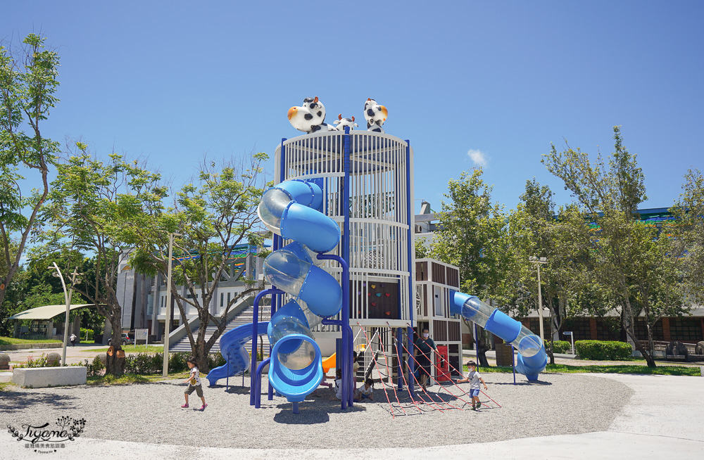 屏東親子公園。萬丹公園兒童遊戲場：大沙坑遊樂園、可愛牛哞哞高塔滑梯、噴水槍公園 @緹雅瑪 美食旅遊趣