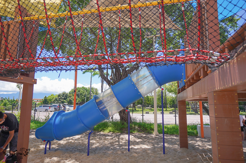 屏東親子公園。萬丹公園兒童遊戲場：大沙坑遊樂園、可愛牛哞哞高塔滑梯、噴水槍公園 @緹雅瑪 美食旅遊趣